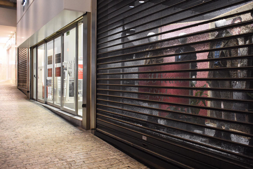 Βίντεο και φωτογραφίες από το κλείσιμο των καταστημάτων στην Ερμού πριν από το lockdown