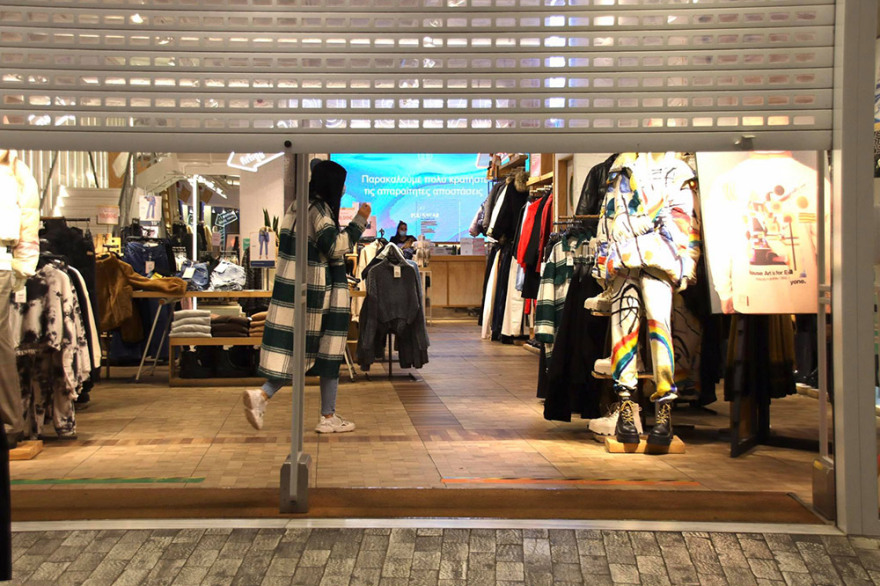 Βίντεο και φωτογραφίες από το κλείσιμο των καταστημάτων στην Ερμού πριν από το lockdown