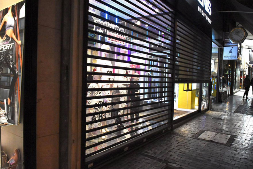 Βίντεο και φωτογραφίες από το κλείσιμο των καταστημάτων στην Ερμού πριν από το lockdown