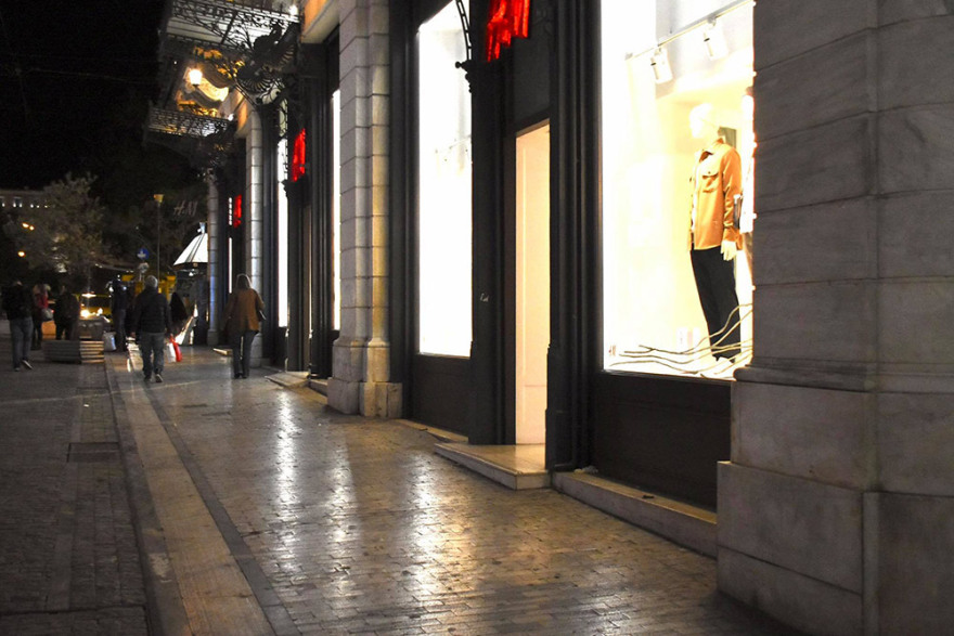 Βίντεο και φωτογραφίες από το κλείσιμο των καταστημάτων στην Ερμού πριν από το lockdown
