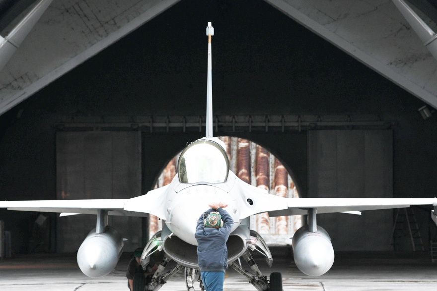 114 Πτέρυγα Μάχης: Απόστρατοι έκαναν πτήσεις για να γιορτάσουν τον προστάτη της Πολεμικής Αεροπορίας