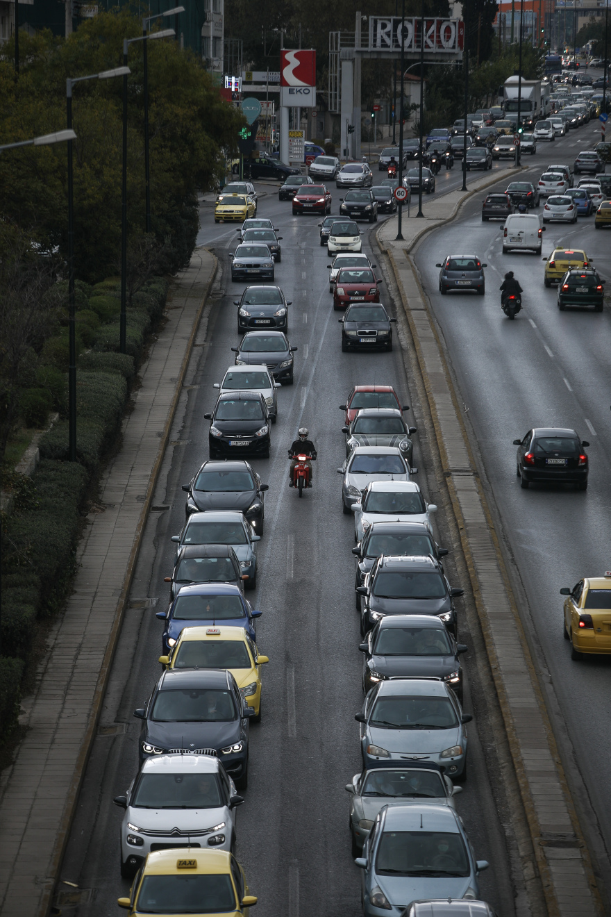 Lockdown: Ουρές οι Αθηναίοι πριν κλείσουν τα καταστήματα - «Μεγάλη φυγή» για επαρχία φοβάται η ΕΛΑΣ