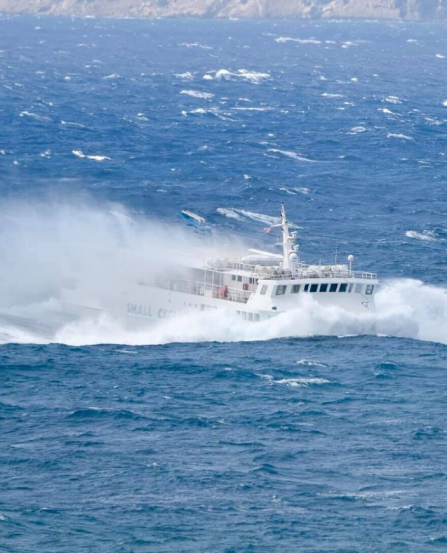 «Χορεύει» στα κύματα το «Εξπρές Σκοπελίτης» - Φωτογραφίες που κόβουν την ανάσα