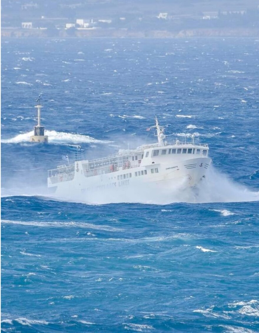 «Χορεύει» στα κύματα το «Εξπρές Σκοπελίτης» - Φωτογραφίες που κόβουν την ανάσα