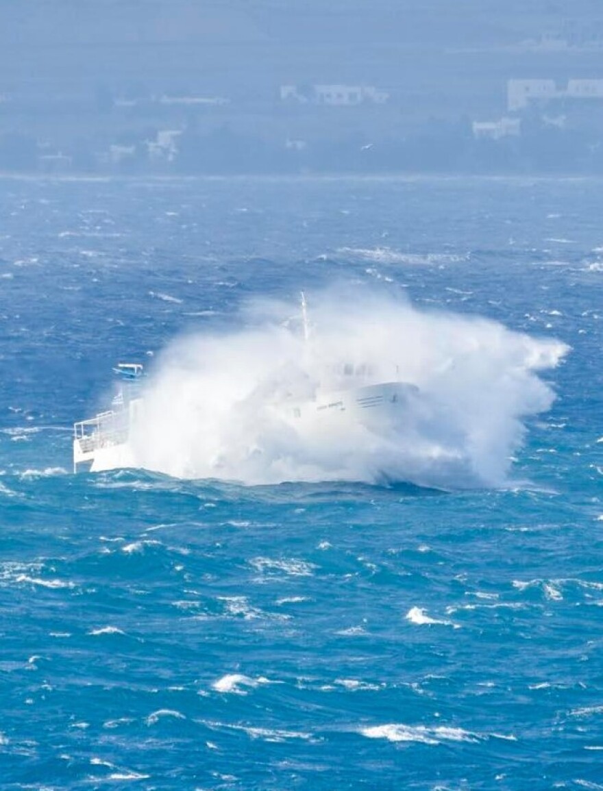 «Χορεύει» στα κύματα το «Εξπρές Σκοπελίτης» - Φωτογραφίες που κόβουν την ανάσα