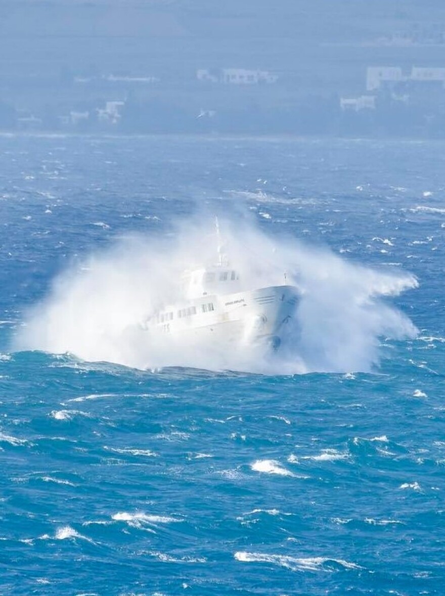 «Χορεύει» στα κύματα το «Εξπρές Σκοπελίτης» - Φωτογραφίες που κόβουν την ανάσα