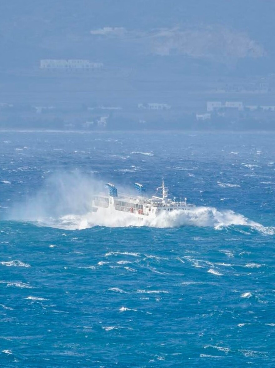 «Χορεύει» στα κύματα το «Εξπρές Σκοπελίτης» - Φωτογραφίες που κόβουν την ανάσα