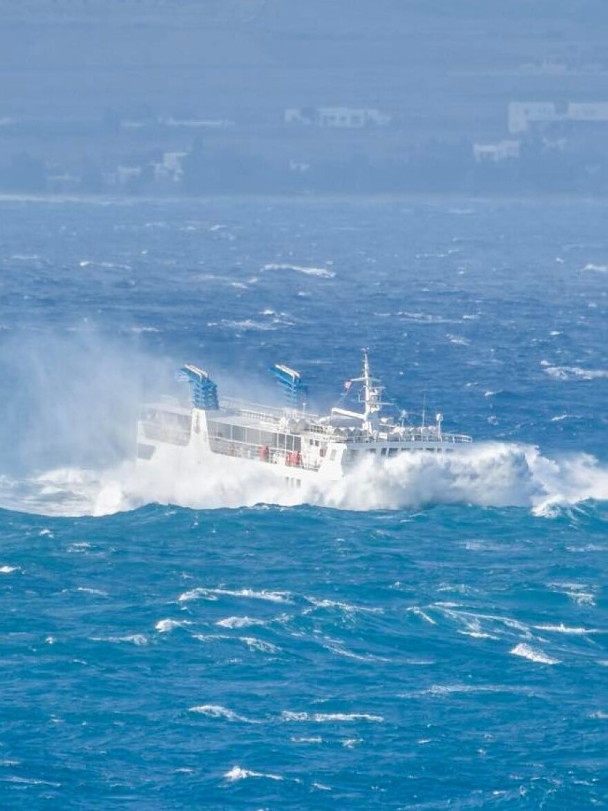 «Χορεύει» στα κύματα το «Εξπρές Σκοπελίτης» - Φωτογραφίες που κόβουν την ανάσα