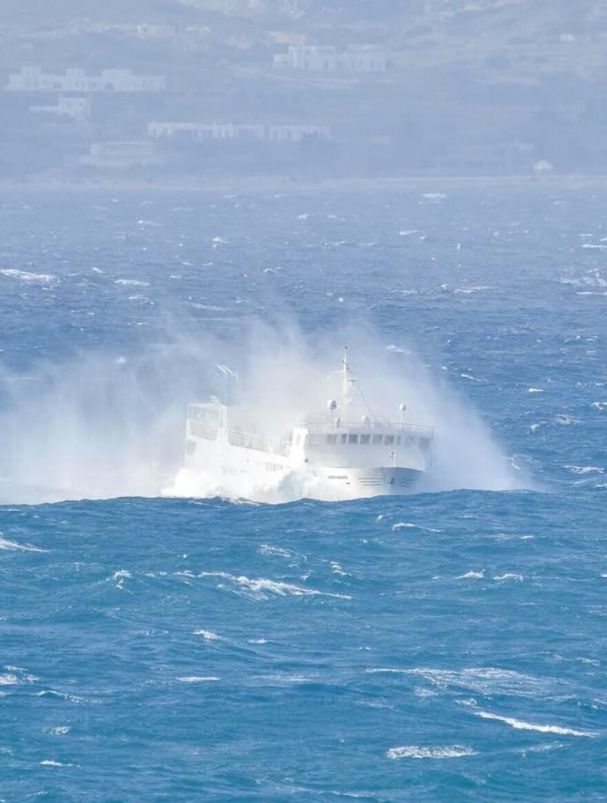 «Χορεύει» στα κύματα το «Εξπρές Σκοπελίτης» - Φωτογραφίες που κόβουν την ανάσα