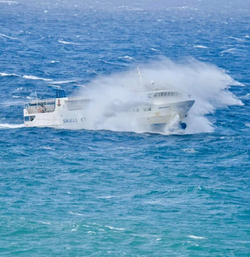 «Χορεύει» στα κύματα το «Εξπρές Σκοπελίτης» - Φωτογραφίες που κόβουν την ανάσα