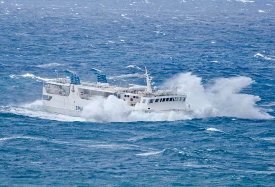 «Χορεύει» στα κύματα το «Εξπρές Σκοπελίτης» - Φωτογραφίες που κόβουν την ανάσα