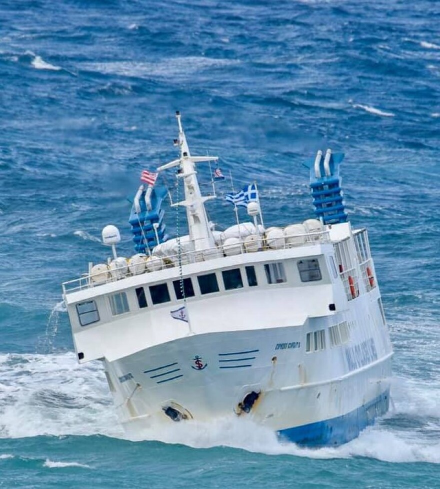 «Χορεύει» στα κύματα το «Εξπρές Σκοπελίτης» - Φωτογραφίες που κόβουν την ανάσα