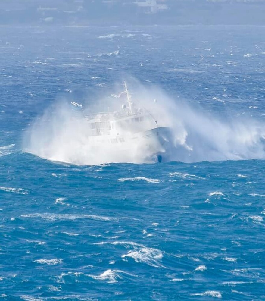 «Χορεύει» στα κύματα το «Εξπρές Σκοπελίτης» - Φωτογραφίες που κόβουν την ανάσα