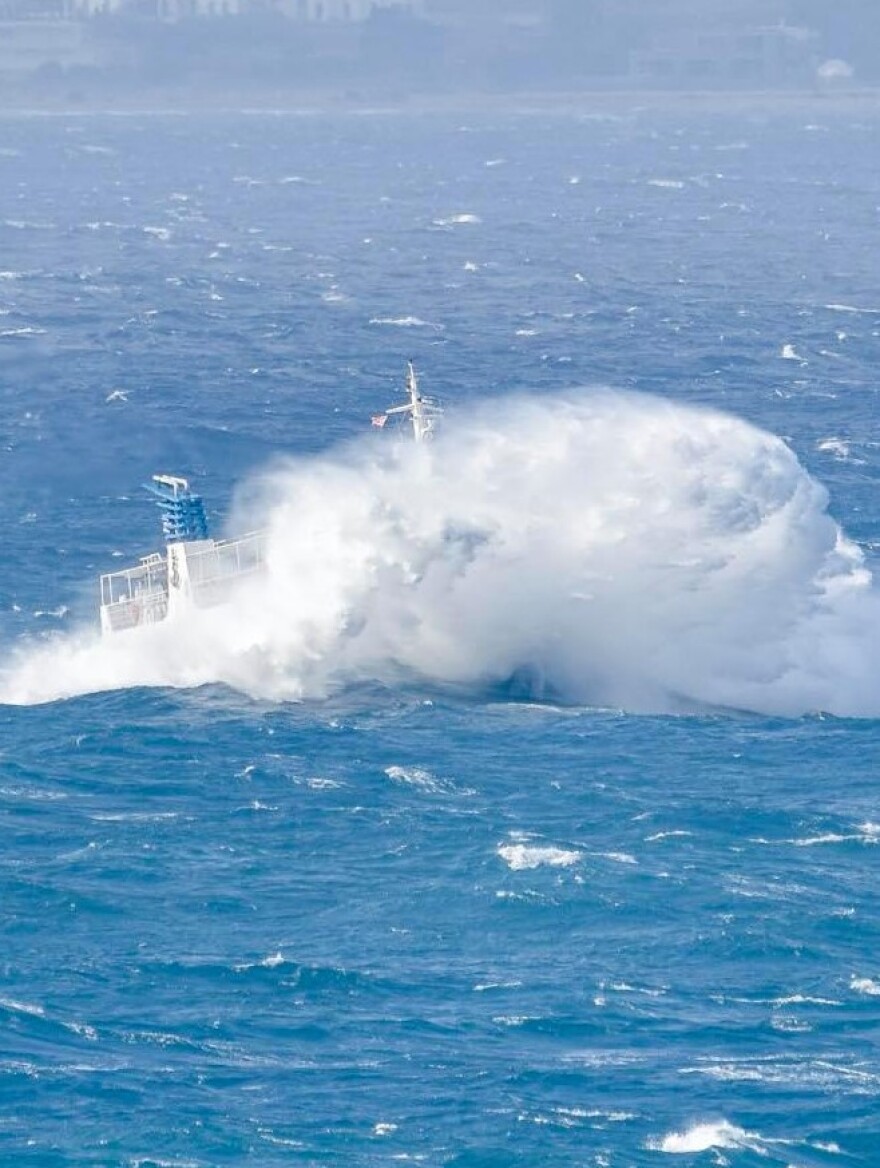 «Χορεύει» στα κύματα το «Εξπρές Σκοπελίτης» - Φωτογραφίες που κόβουν την ανάσα