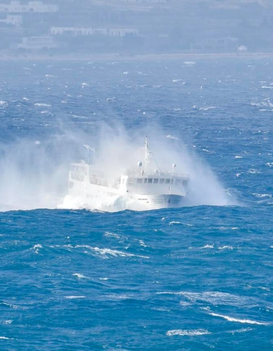 «Χορεύει» στα κύματα το «Εξπρές Σκοπελίτης» - Φωτογραφίες που κόβουν την ανάσα