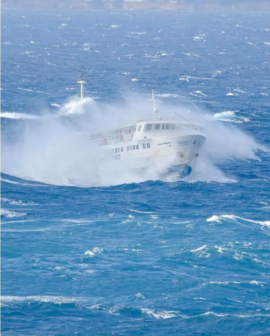 «Χορεύει» στα κύματα το «Εξπρές Σκοπελίτης» - Φωτογραφίες που κόβουν την ανάσα