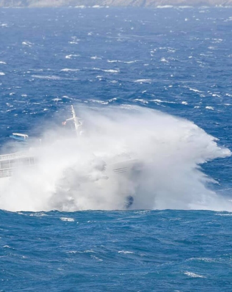 «Χορεύει» στα κύματα το «Εξπρές Σκοπελίτης» - Φωτογραφίες που κόβουν την ανάσα