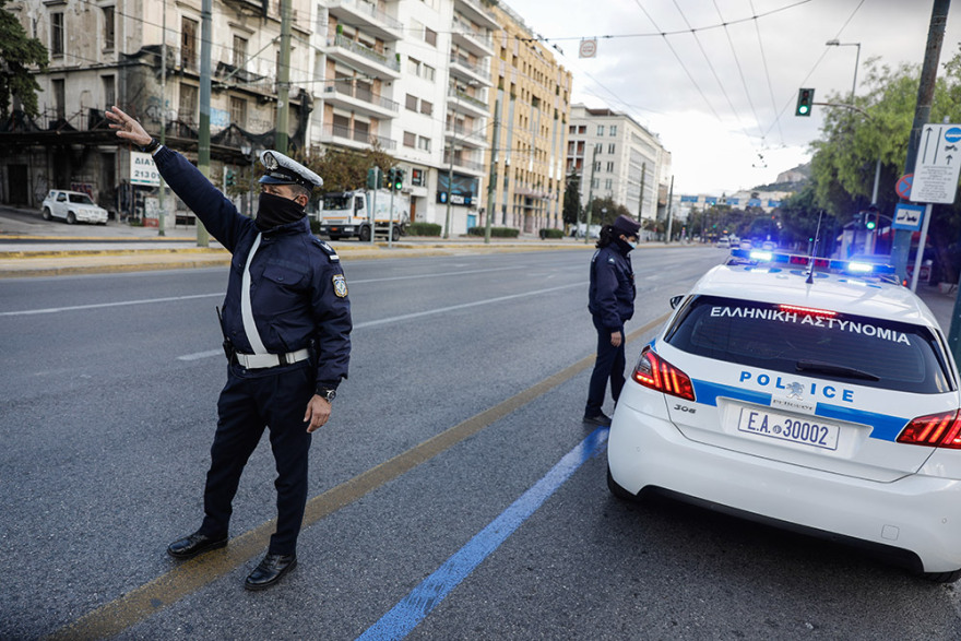 Lockdown: Άδεια πόλη η Αθήνα - Έλεγχοι και απολυμάνσεις (φωτογραφίες και βίντεο)