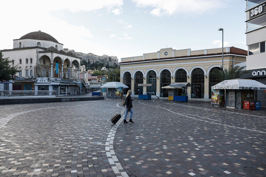 Lockdown: Άδεια πόλη η Αθήνα - Έλεγχοι και απολυμάνσεις (φωτογραφίες και βίντεο)