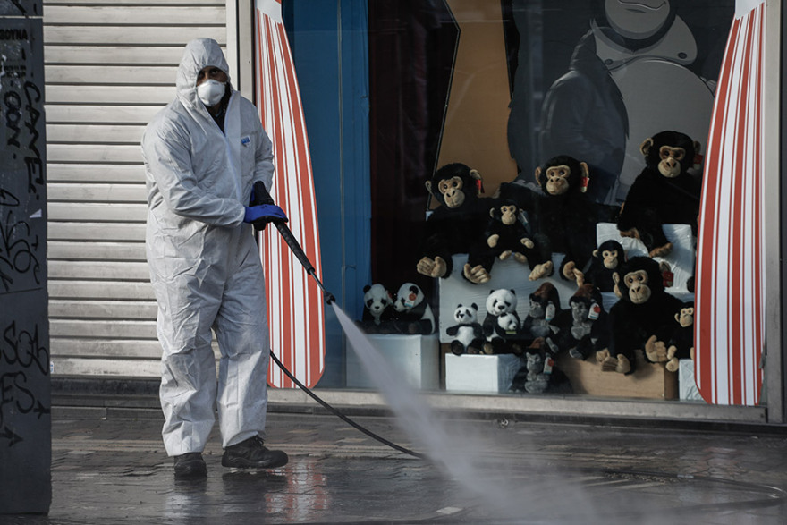 Lockdown: Άδεια πόλη η Αθήνα - Έλεγχοι και απολυμάνσεις (φωτογραφίες και βίντεο)