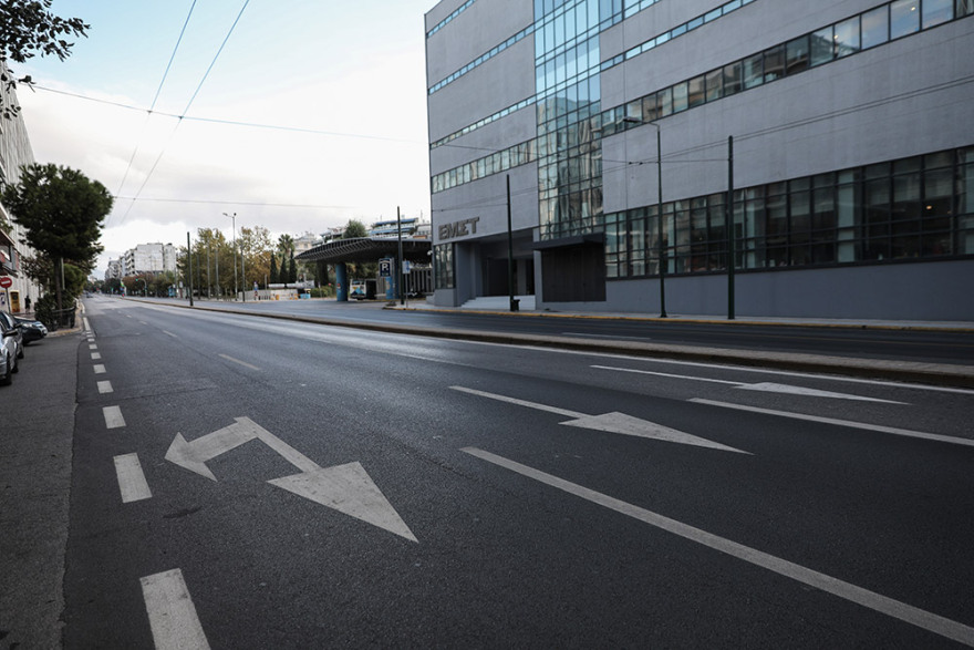 Lockdown: Άδεια πόλη η Αθήνα - Έλεγχοι και απολυμάνσεις (φωτογραφίες και βίντεο)