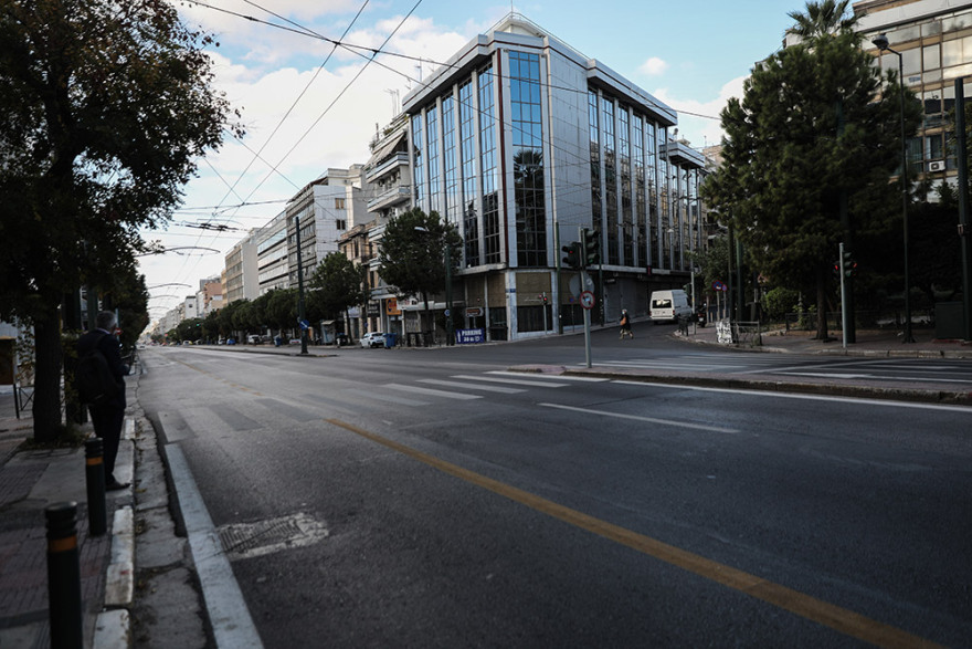 Lockdown: Άδεια πόλη η Αθήνα - Έλεγχοι και απολυμάνσεις (φωτογραφίες και βίντεο)