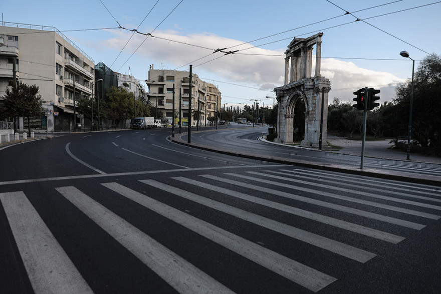 Lockdown: Άδεια πόλη η Αθήνα - Έλεγχοι και απολυμάνσεις (φωτογραφίες και βίντεο)