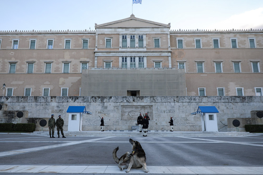 Lockdown: Άδεια πόλη η Αθήνα - Έλεγχοι και απολυμάνσεις (φωτογραφίες και βίντεο)