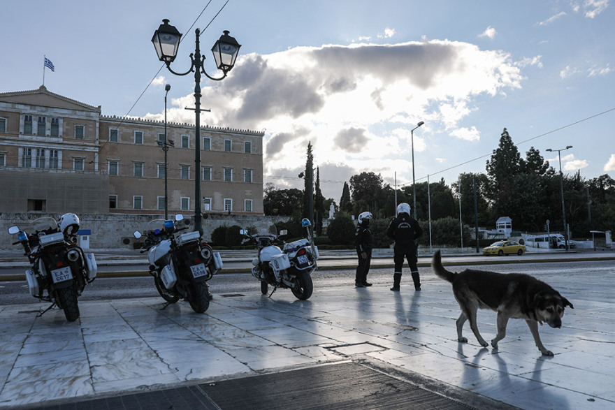 Lockdown: Άδεια πόλη η Αθήνα - Έλεγχοι και απολυμάνσεις (φωτογραφίες και βίντεο)