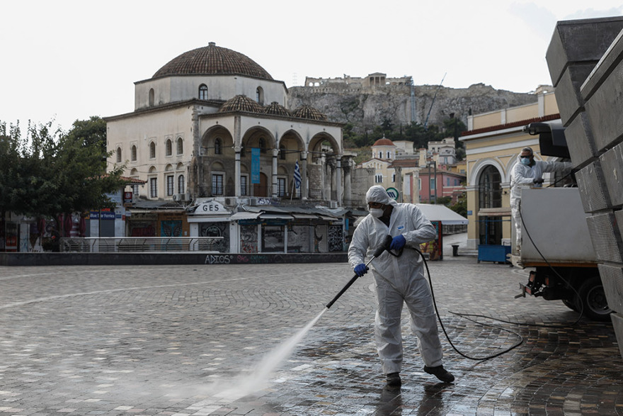 Lockdown: Άδεια πόλη η Αθήνα - Έλεγχοι και απολυμάνσεις (φωτογραφίες και βίντεο)