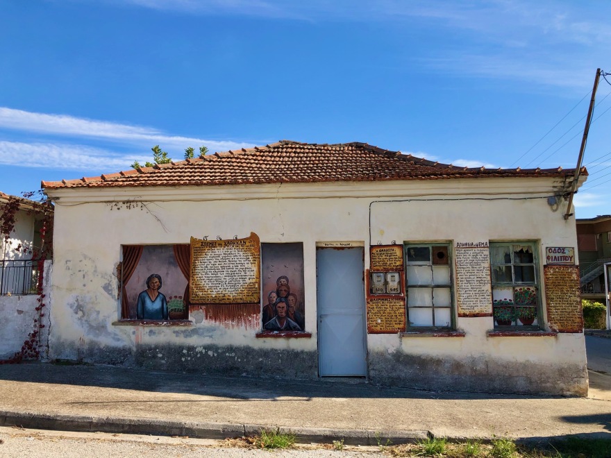 Πιερία: «Γκραφιτάς» ετών 71... μεταμόρφωσε ολόκληρο το χωριό του 