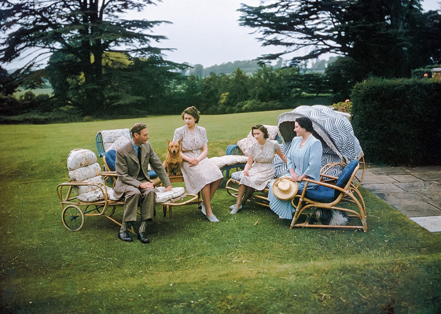 Βασίλισσα Ελισάβετ: Το νέο φωτογραφικό άλμπουμ της ζωής της μέσα και έξω από το παλάτι