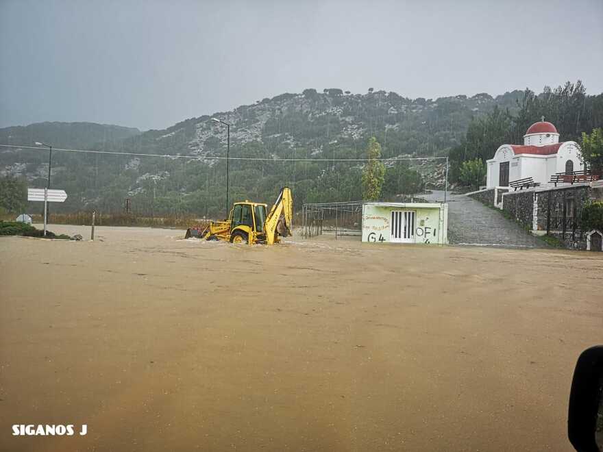 Κακοκαιρία σαρώνει την Κρήτη: Πλημμύρες και εγκλωβισμοί στο Οροπέδιο Λασιθίου - Δείτε βίντεο