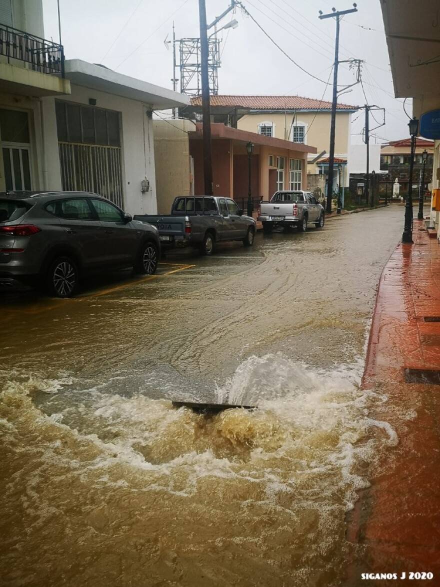 Κακοκαιρία σαρώνει την Κρήτη: Πλημμύρες και εγκλωβισμοί στο Οροπέδιο Λασιθίου - Δείτε βίντεο