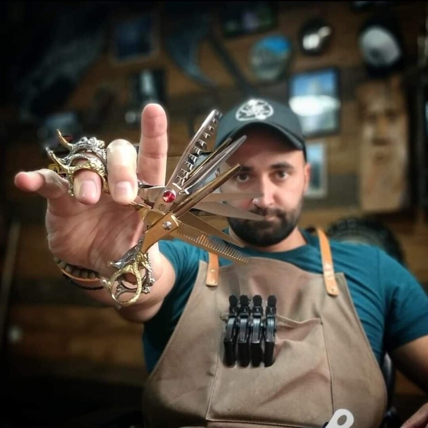 Νάουσα: Κομμωτής κουρεύει τους πελάτες του ακόμα και στον βυθό