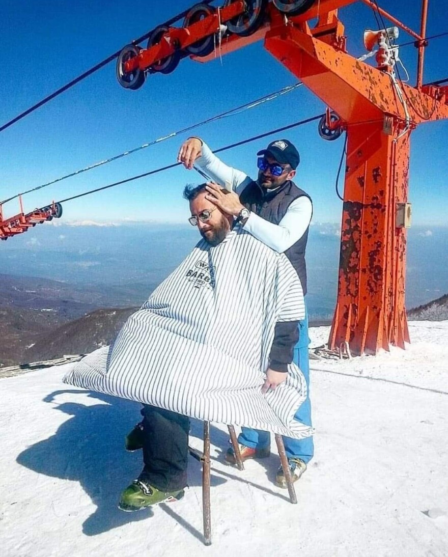 Νάουσα: Κομμωτής κουρεύει τους πελάτες του ακόμα και στον βυθό