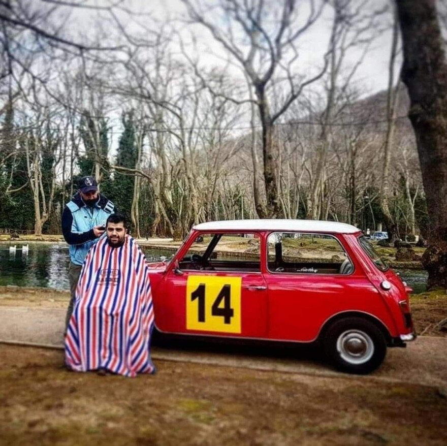 Νάουσα: Κομμωτής κουρεύει τους πελάτες του ακόμα και στον βυθό