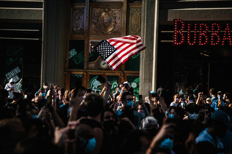 Αμερικανικές εκλογές: Στους δρόμους χιλιάδες Αμερικανοί πανηγυρίζουν την εκλογή Μπάιντεν