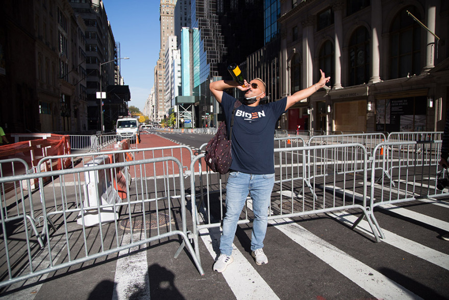 Αμερικανικές εκλογές: Στους δρόμους χιλιάδες Αμερικανοί πανηγυρίζουν την εκλογή Μπάιντεν