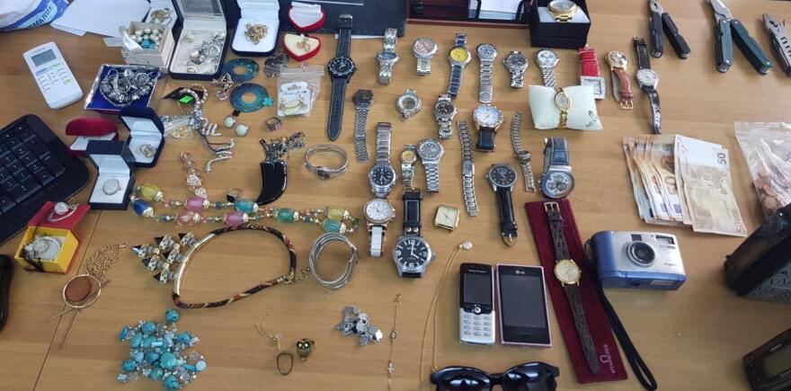 Σπείρα ξάφριζε κοσμήματα από σπίτια σε Γλυφάδα και Αργυρούπολη 