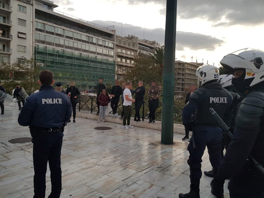 Πρόστιμο και προσαγωγή στο τμήμα για 14 αρνητές μάσκας που συγκεντρώθηκαν στο Σύνταγμα