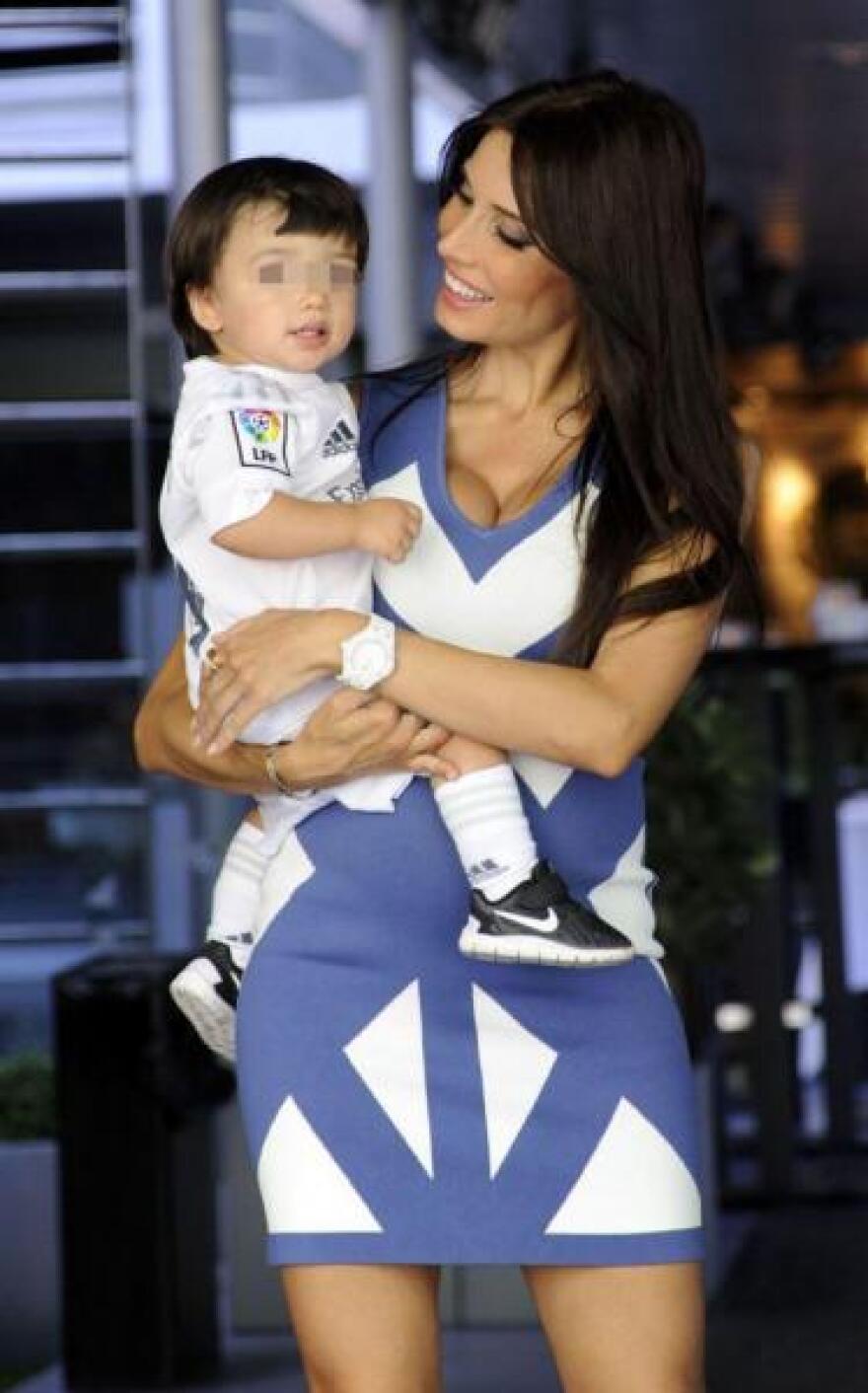 Αϊνούρ Αϊντίν: Η καυτή Τουρκάλα τραγουδίστρια που έβγαλε... κόκκινη κάρτα στον Σέρχιο Ράμος