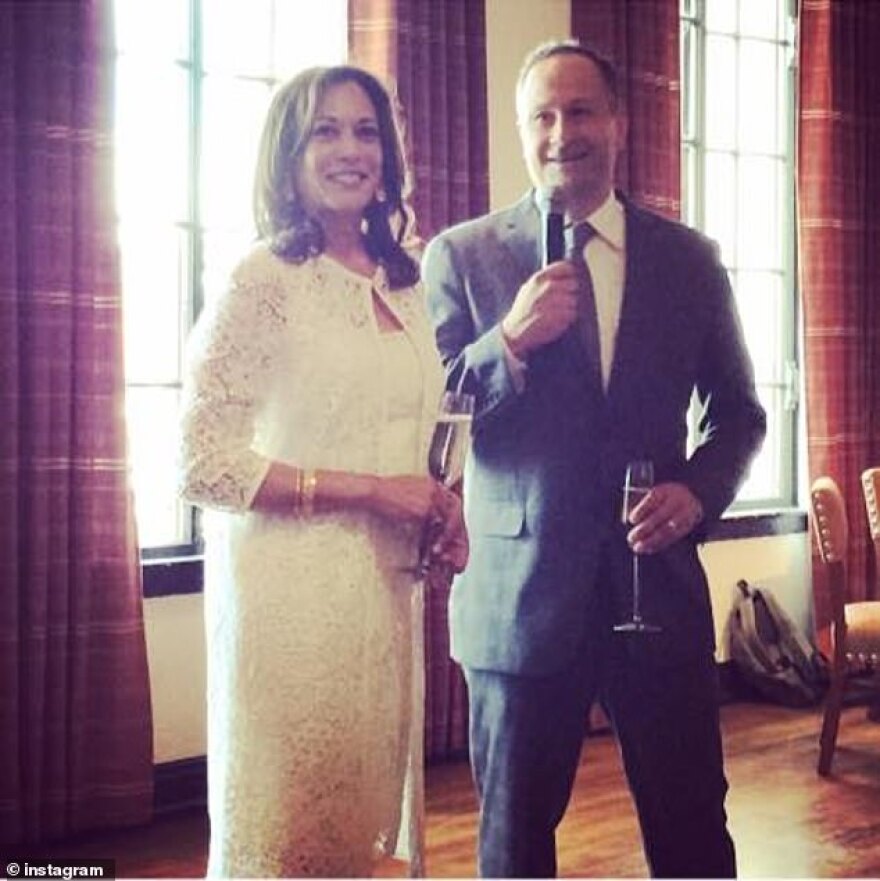 Καμάλα Χάρις: Γνώρισε τον σύζυγό της σε «ραντεβού στα τυφλά» - Ποιος είναι ο Ντακ Έμχοφ