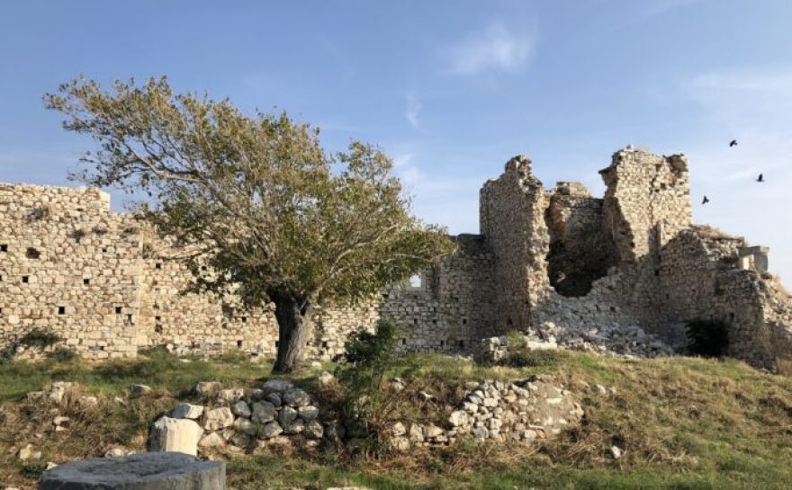 Λίνα Μενδώνη: Αναστρέψιμες οι ζημιές από τον σεισμό της Σάμου σε μουσεία και αρχαιολογικούς χώρους 