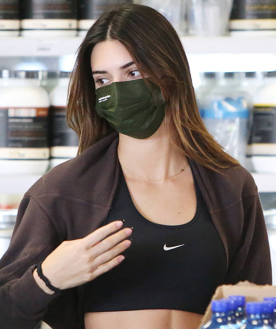 Κένταλ Τζένερ: Κανείς δεν πρόσεξε αν φορά σωστά... τη μάσκα της 