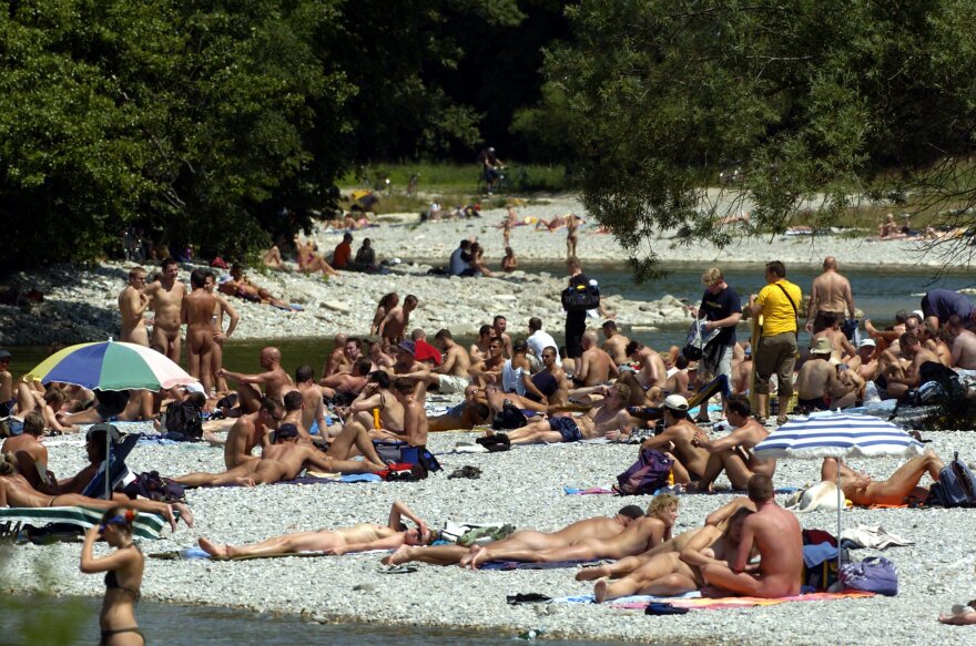 Γιατί οι Γερμανοί γδύνονται σε δημόσιους χώρους; 