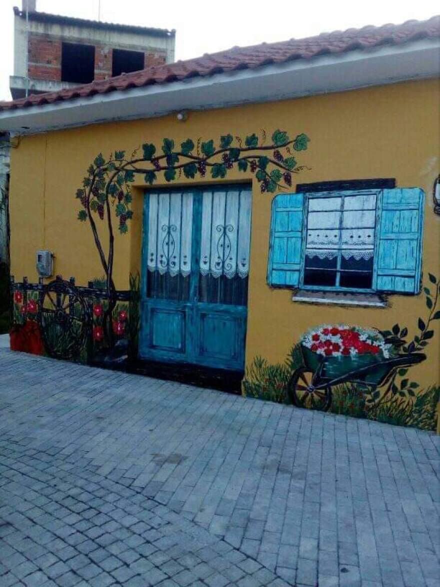 Lockdown: Το χωριό της Χαλκιδικής που υποδέχεται τη... μουντή καραντίνα με ζωγραφισμένους τοίχους 