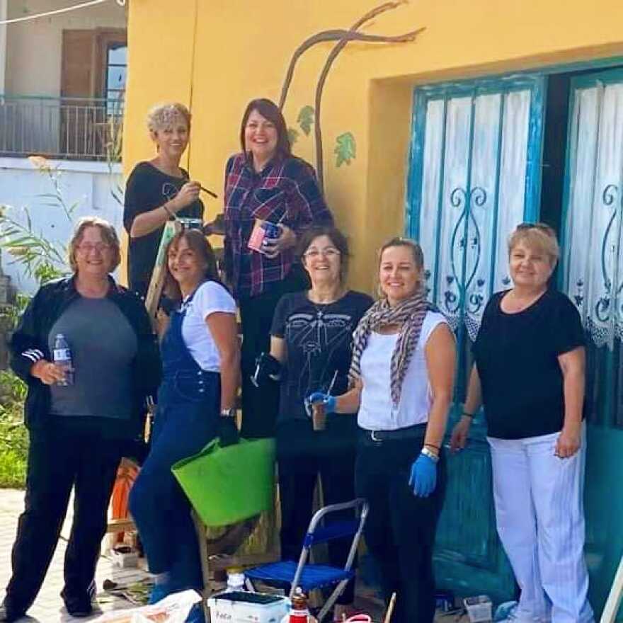 Lockdown: Το χωριό της Χαλκιδικής που υποδέχεται τη... μουντή καραντίνα με ζωγραφισμένους τοίχους 