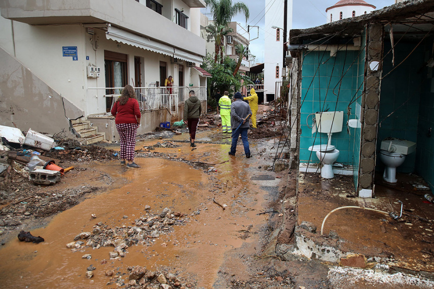 Κακοκαιρία στην Κρήτη: Απεγκλωβίστηκε έγκυος λίγο πριν γεννήσει - Έγιναν 22 διασώσεις ανηλίκων (βίντεο-φωτογραφίες)