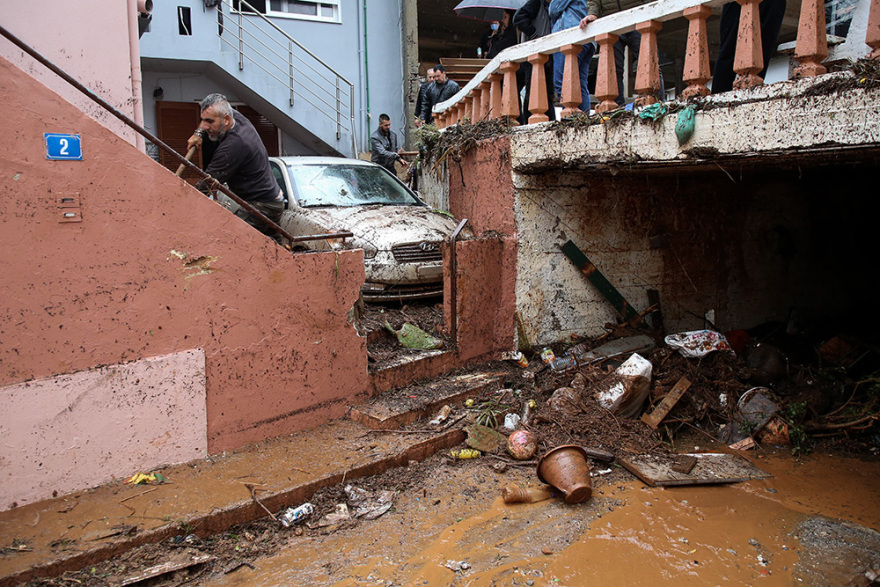 Κακοκαιρία στην Κρήτη: Απεγκλωβίστηκε έγκυος λίγο πριν γεννήσει - Έγιναν 22 διασώσεις ανηλίκων (βίντεο-φωτογραφίες)